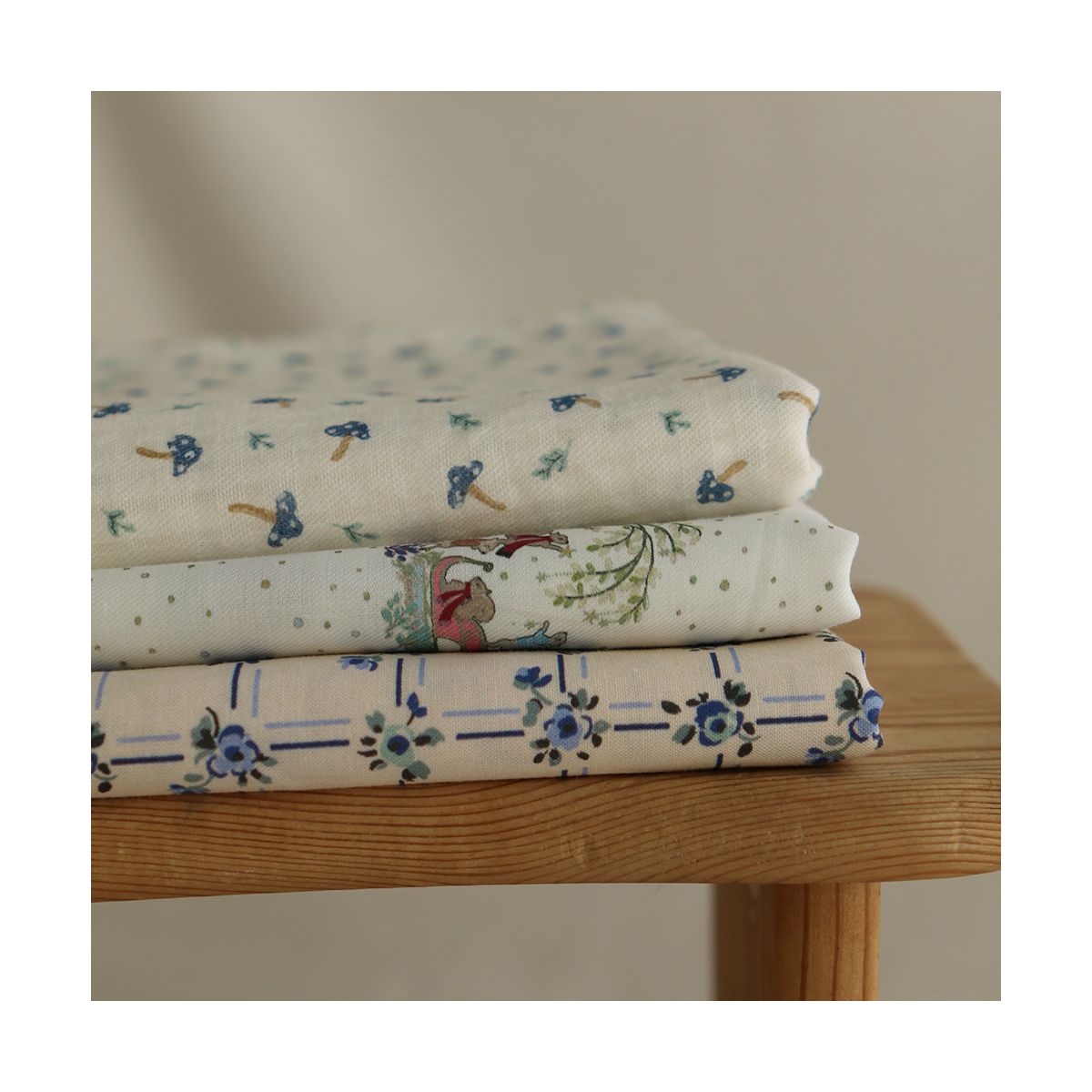 Ella - Popeline de coton douce qualité SWEET écru motif bleu