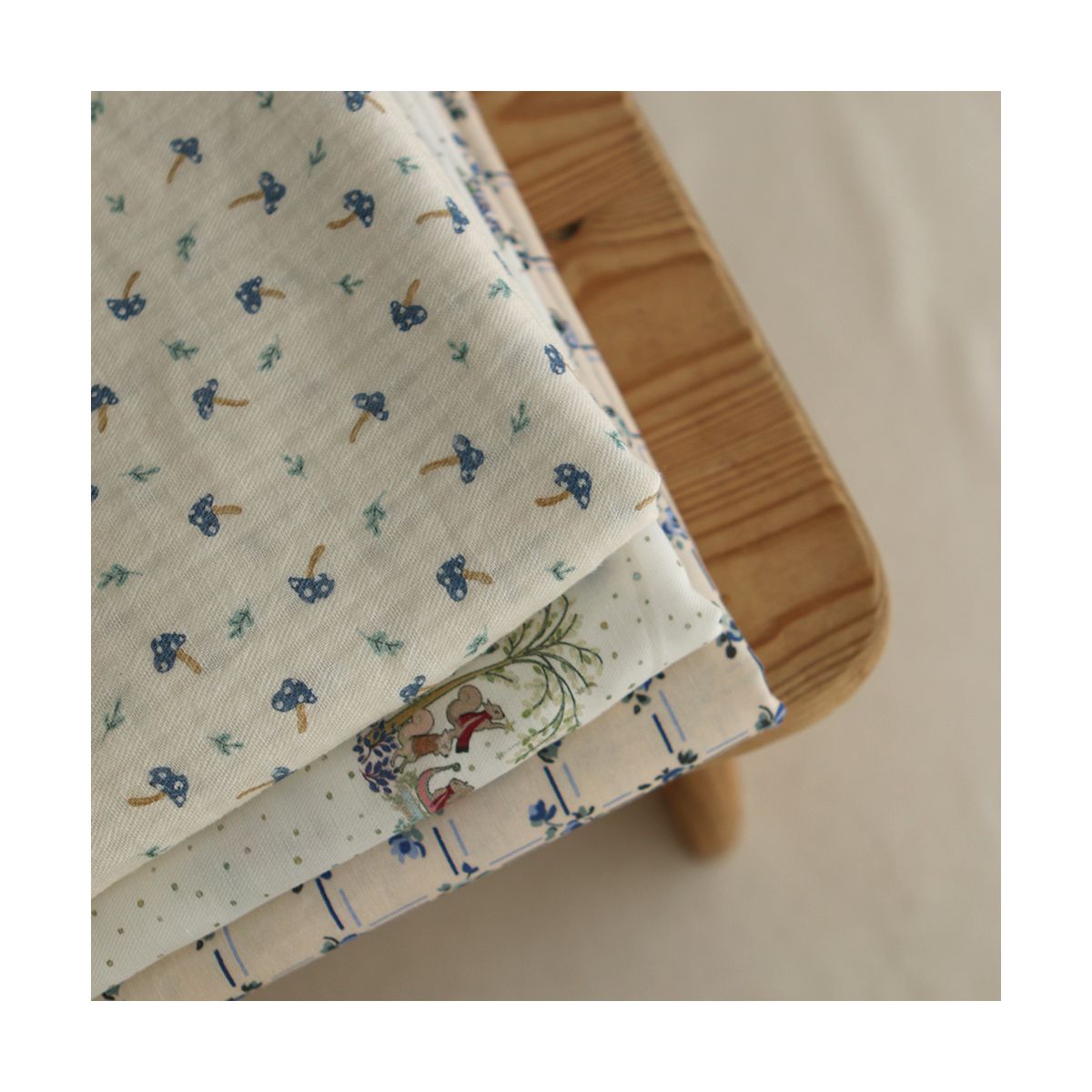 Ella - Popeline de coton douce qualité SWEET écru motif bleu