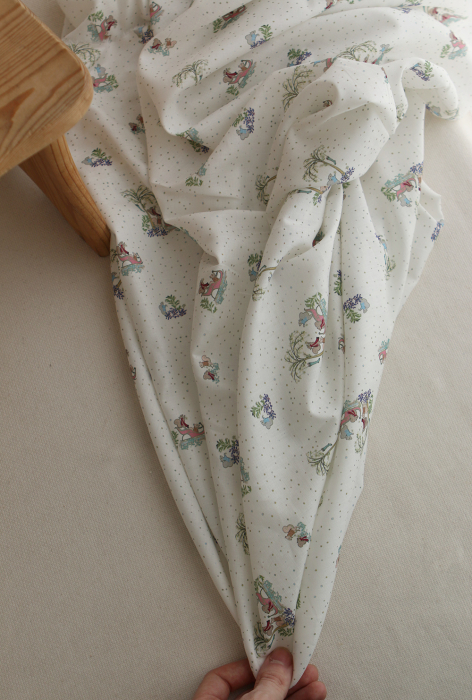 Panache - Tissu sergé de coton organique fin imprimé petits écureuils