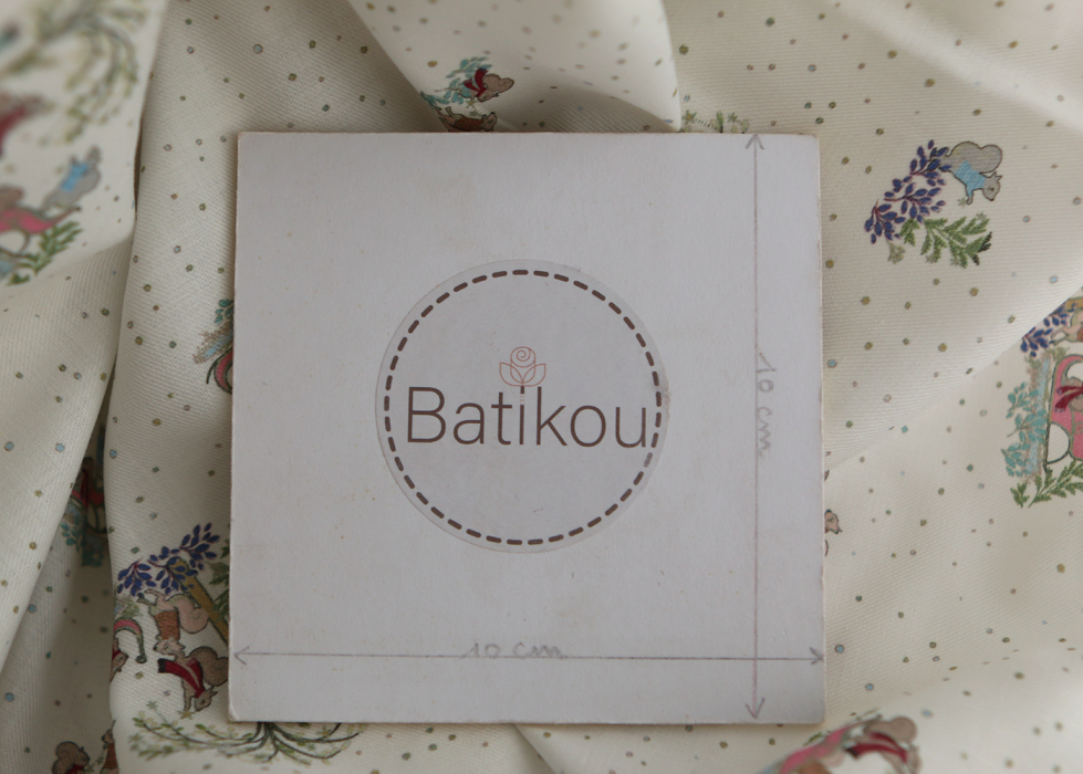 Panache - Tissu sergé de coton organique fin imprimé petits écureuils