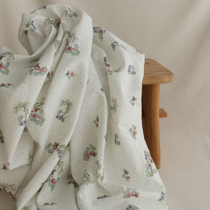 Panache - Tissu sergé de coton organique fin imprimé petits écureuils