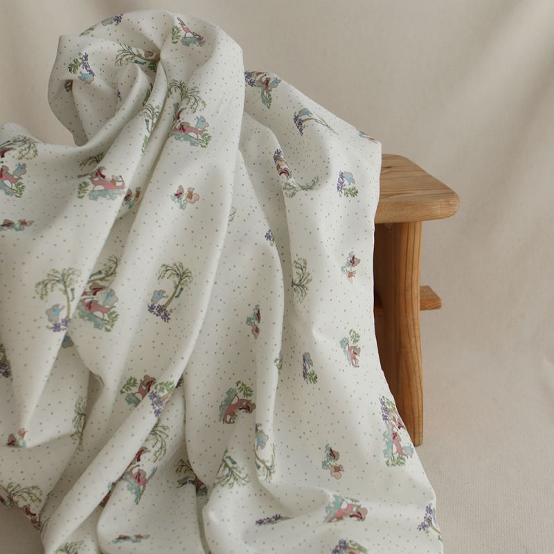 Panache - Tissu sergé de coton organique fin imprimé petits écureuils