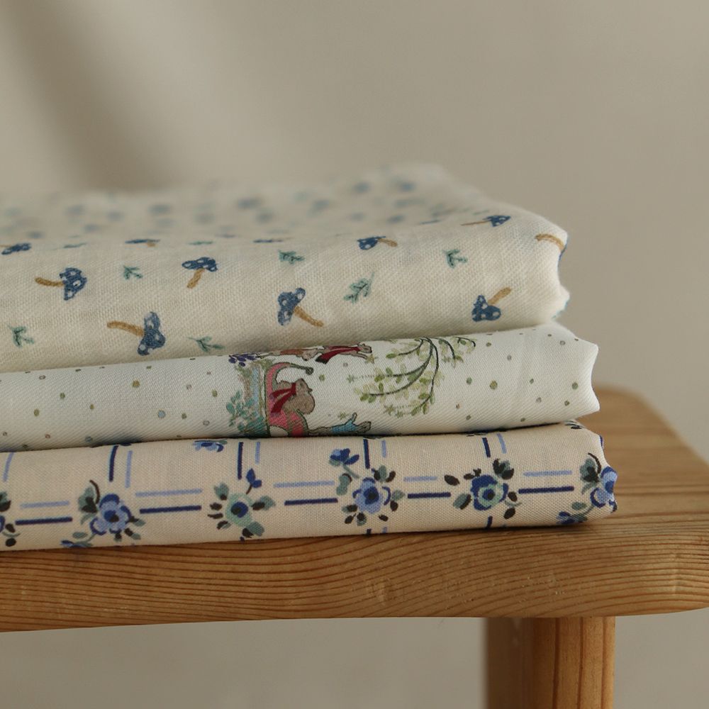 Panache - Tissu sergé de coton organique fin imprimé petits écureuils