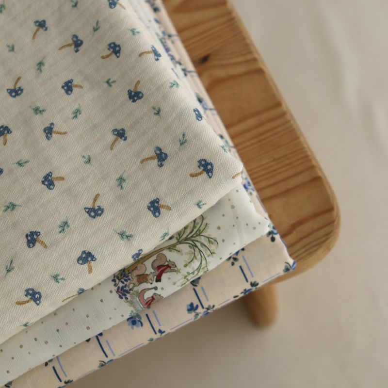 Panache - Tissu sergé de coton organique fin imprimé petits écureuils