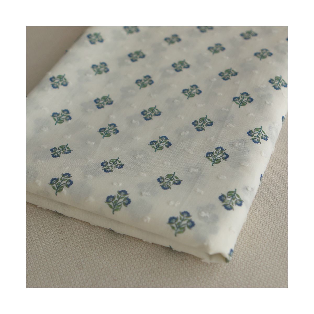 Hazel - Plumetis de coton imprimé fleuri bleu et vert Hazel - Plumetis de coton imprimé fleuri bleu et vert