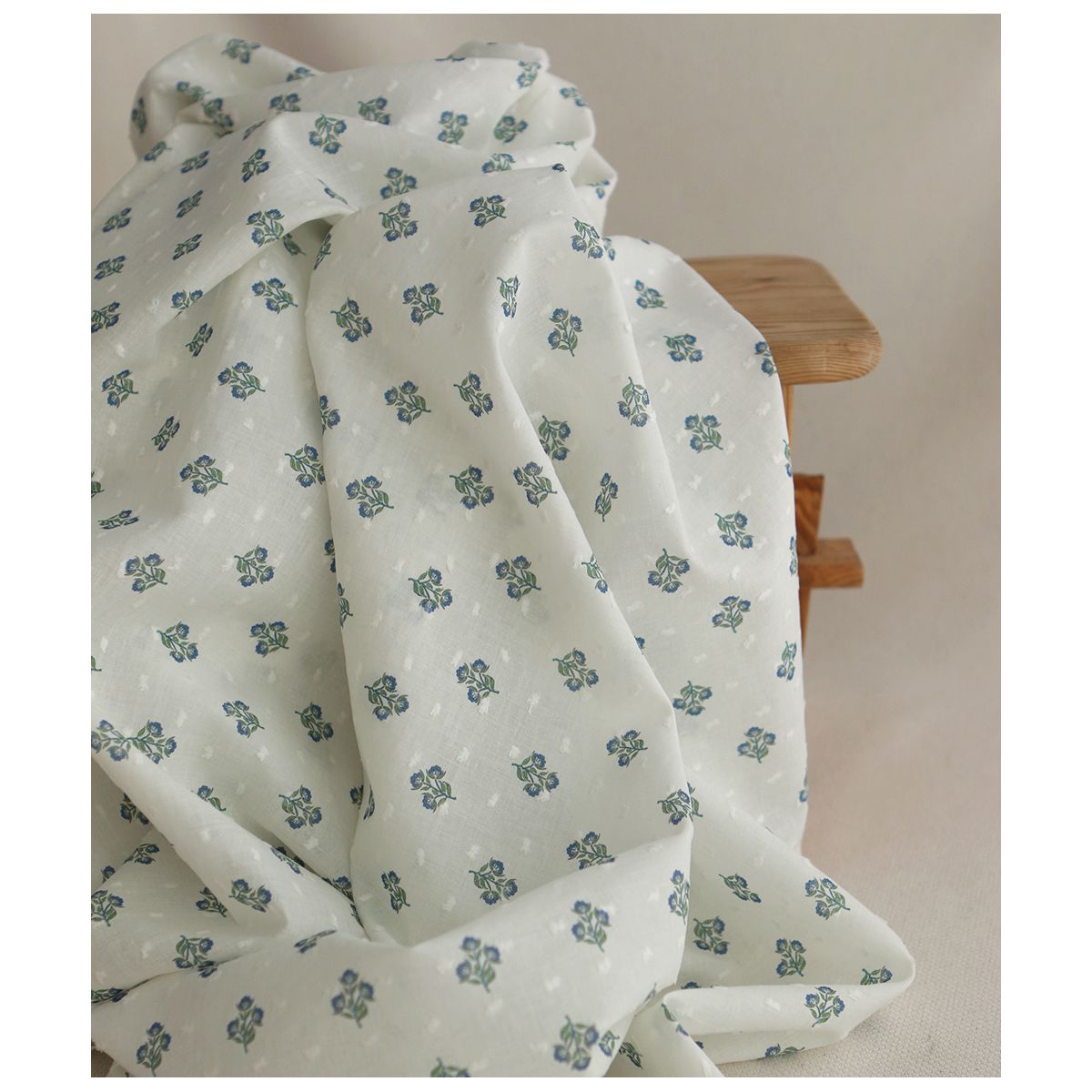 Hazel - Plumetis de coton imprimé fleuri bleu et vert Hazel - Plumetis de coton imprimé fleuri bleu et vert