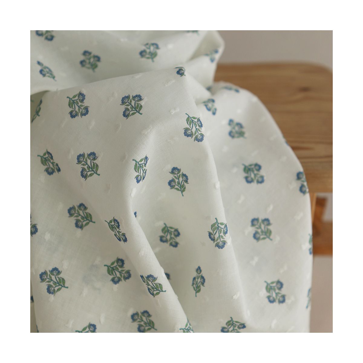 Hazel - Plumetis de coton imprimé fleuri bleu et vert Hazel - Plumetis de coton imprimé fleuri bleu et vert