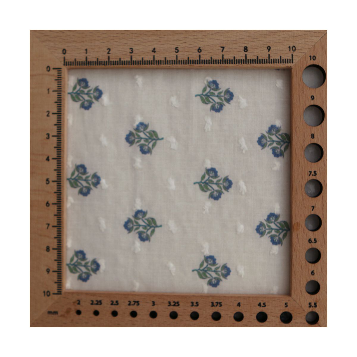 Hazel - Plumetis de coton imprimé fleuri bleu et vert Hazel - Plumetis de coton imprimé fleuri bleu et vert