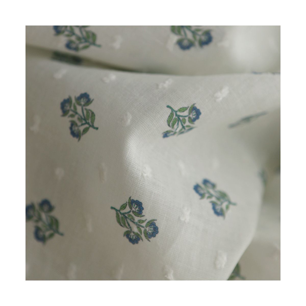 Hazel - Plumetis de coton imprimé fleuri bleu et vert Hazel - Plumetis de coton imprimé fleuri bleu et vert