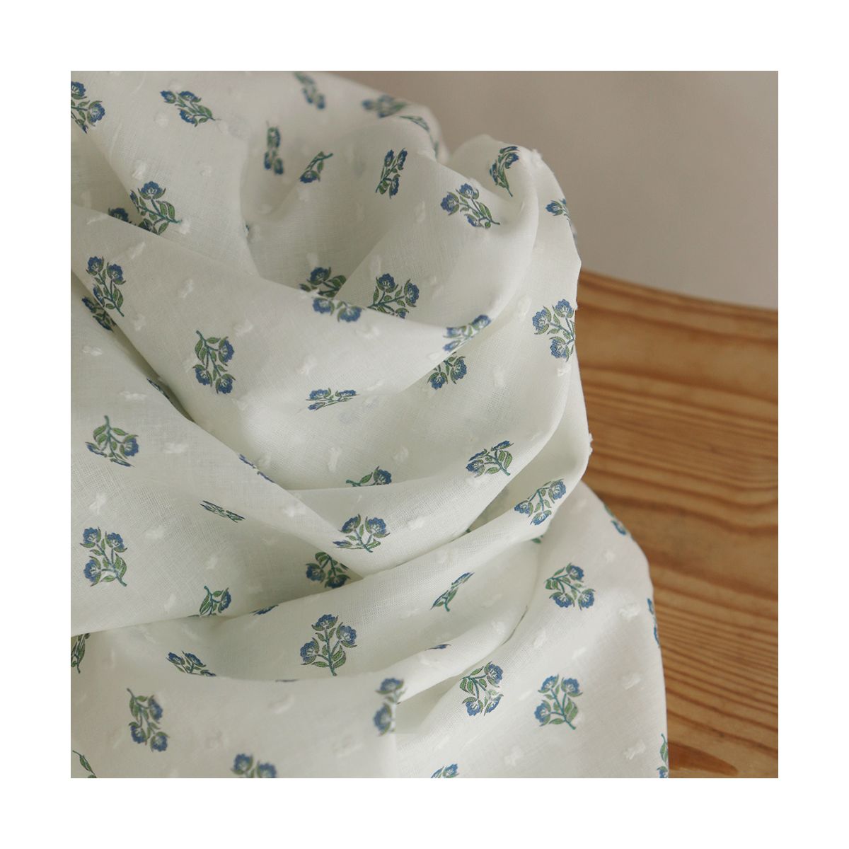 Hazel - Plumetis de coton imprimé fleuri bleu et vert Hazel - Plumetis de coton imprimé fleuri bleu et vert