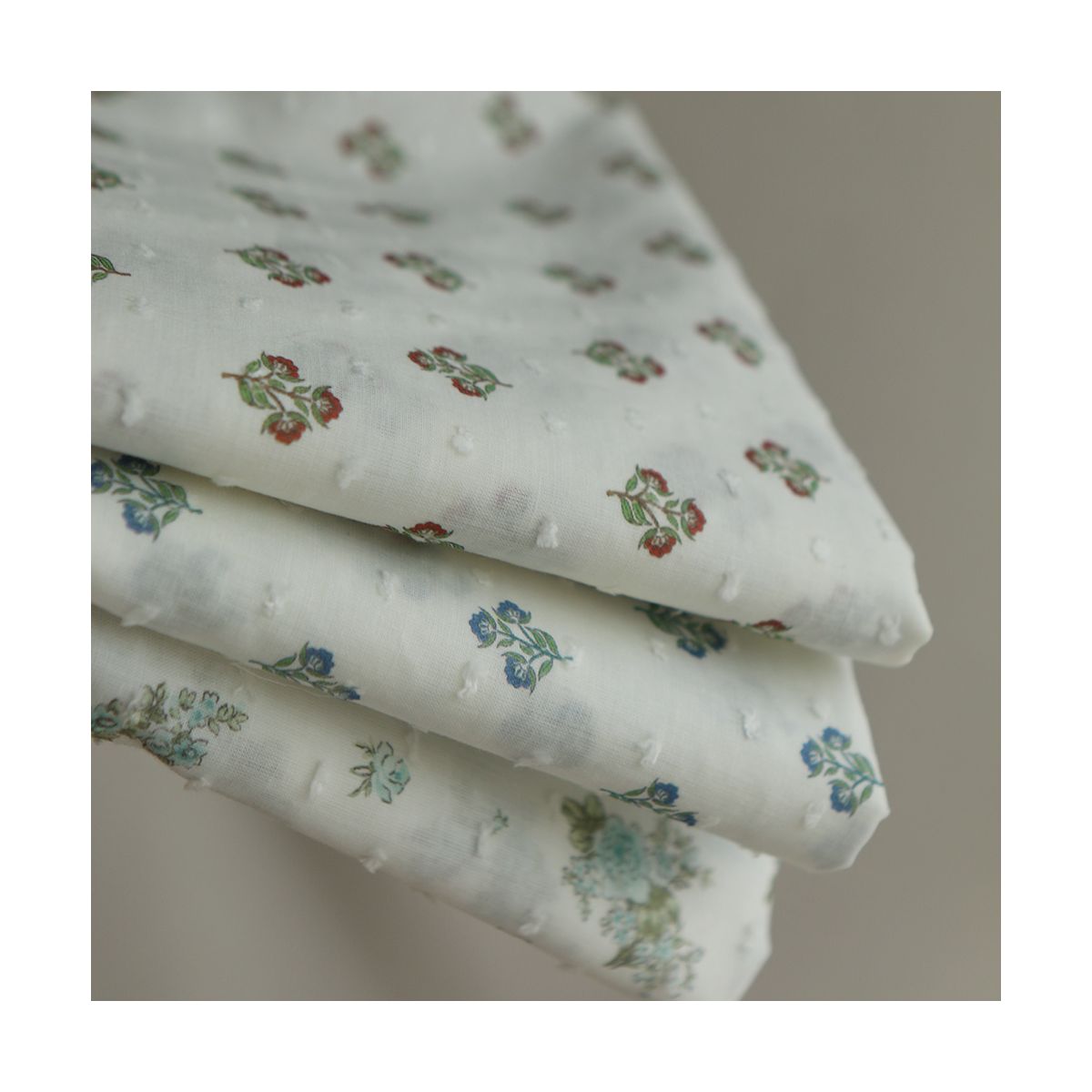 Hazel - Plumetis de coton imprimé fleuri bleu et vert Hazel - Plumetis de coton imprimé fleuri bleu et vert