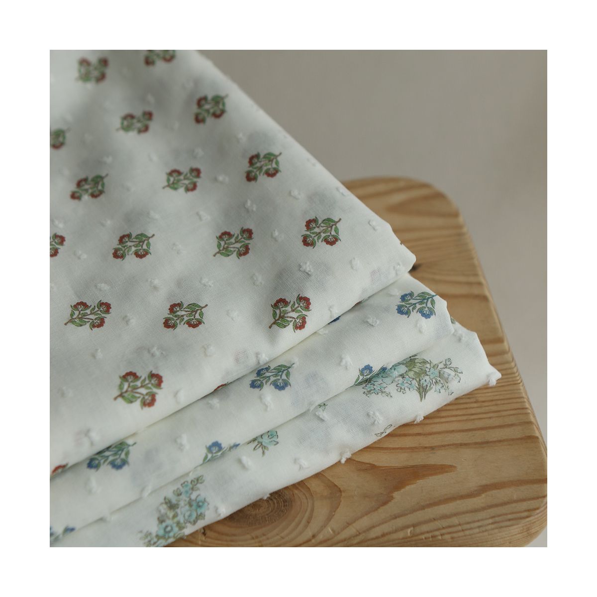 Hazel - Plumetis de coton imprimé fleuri bleu et vert Hazel - Plumetis de coton imprimé fleuri bleu et vert