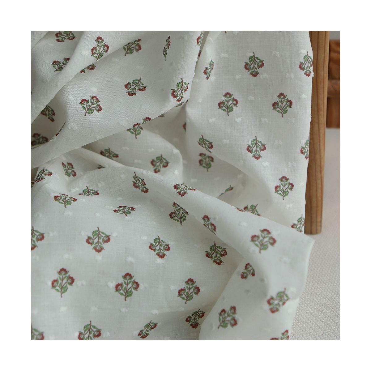 Hazel - Plumetis de coton imprimé fleuri vert et rouge Hazel - Plumetis de coton imprimé fleuri vert et rouge