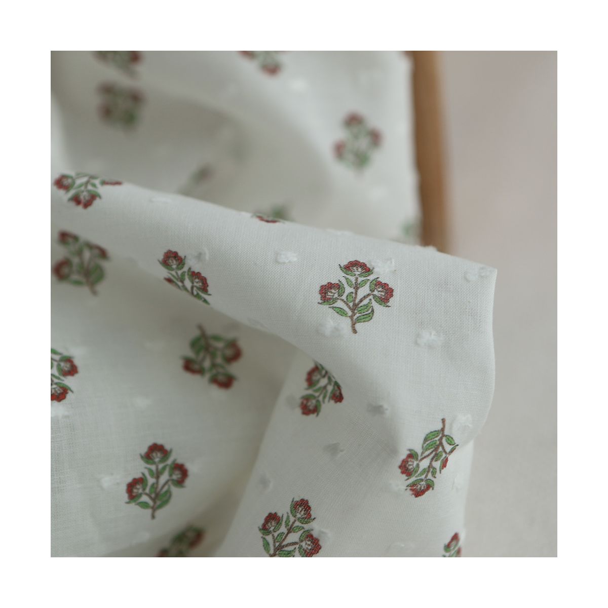 Hazel - Plumetis de coton imprimé fleuri vert et rouge Hazel - Plumetis de coton imprimé fleuri vert et rouge