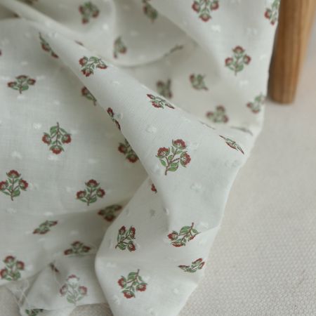 Hazel - Plumetis de coton imprimé fleuri vert et rouge Hazel - Plumetis de coton imprimé fleuri vert et rouge