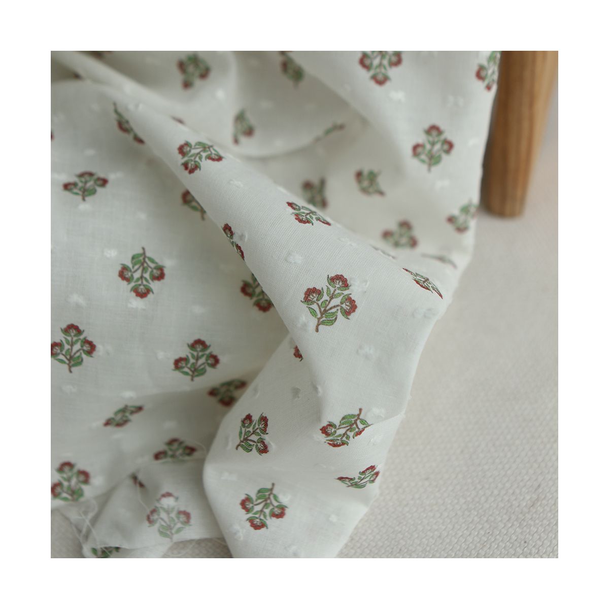 Hazel - Plumetis de coton imprimé fleuri vert et rouge Hazel - Plumetis de coton imprimé fleuri vert et rouge