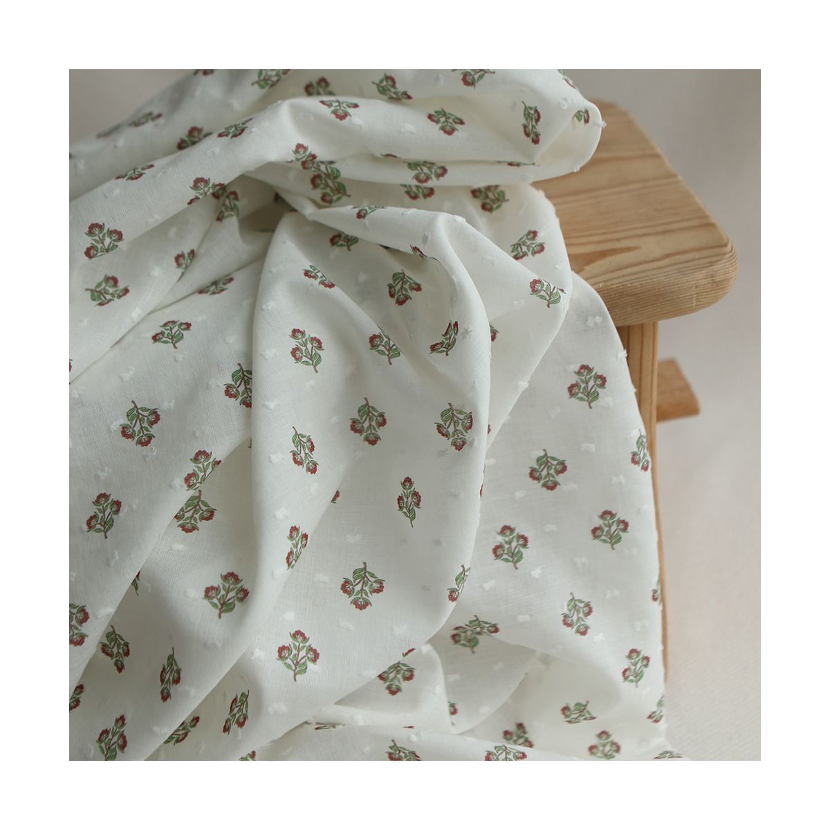 Hazel - Plumetis de coton imprimé fleuri vert et rouge Hazel - Plumetis de coton imprimé fleuri vert et rouge