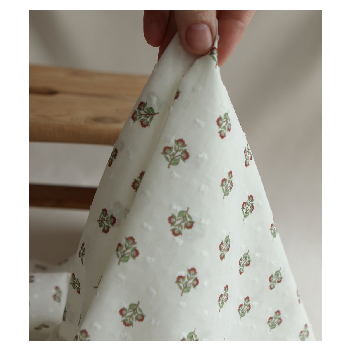 Hazel - Plumetis de coton imprimé fleuri vert et rouge Hazel - Plumetis de coton imprimé fleuri vert et rouge