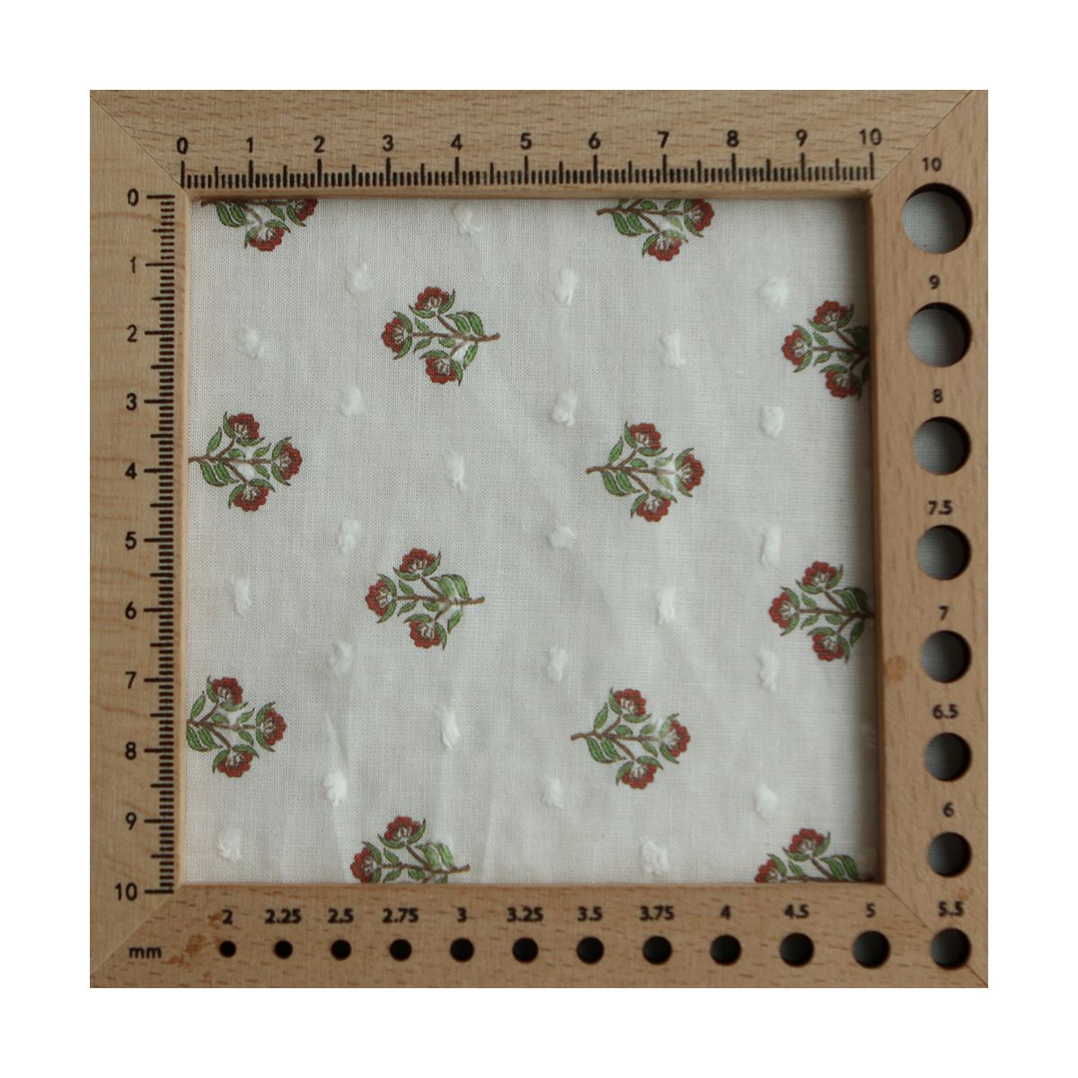 Hazel - Plumetis de coton imprimé fleuri vert et rouge Hazel - Plumetis de coton imprimé fleuri vert et rouge