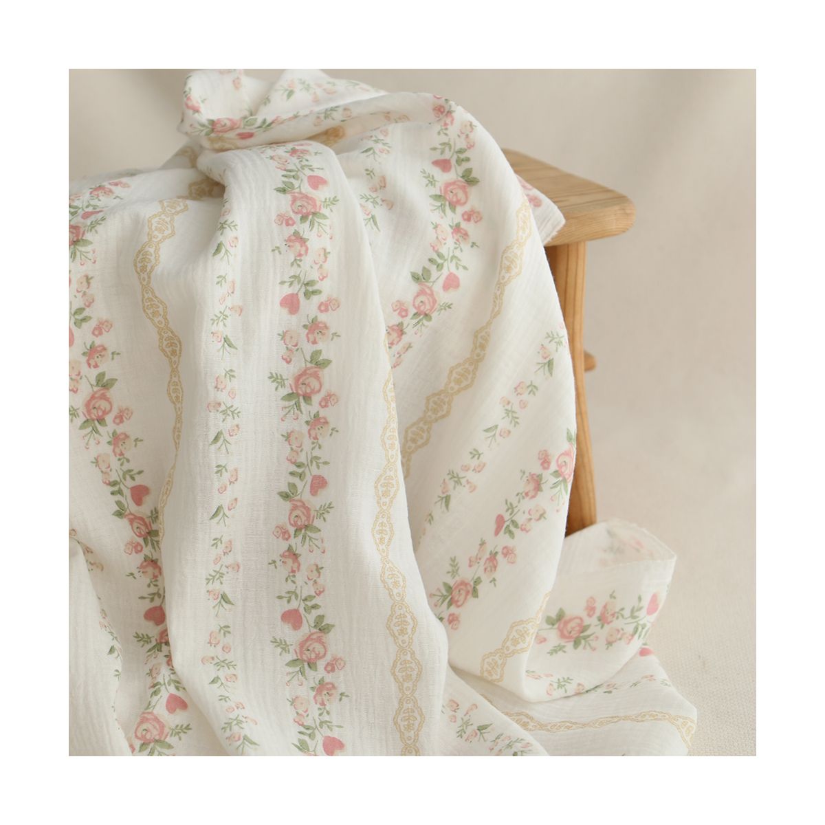 Agatha - Double gaze de coton motif fond blanc motif vert, beige et rose Agatha - Double gaze de coton motif fond blanc motif vert, beige et rose