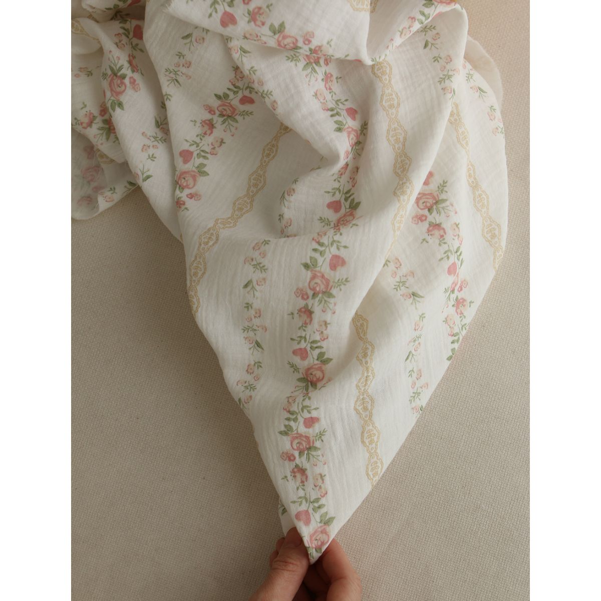 Agatha - Double gaze de coton motif fond blanc motif vert, beige et rose Agatha - Double gaze de coton motif fond blanc motif vert, beige et rose