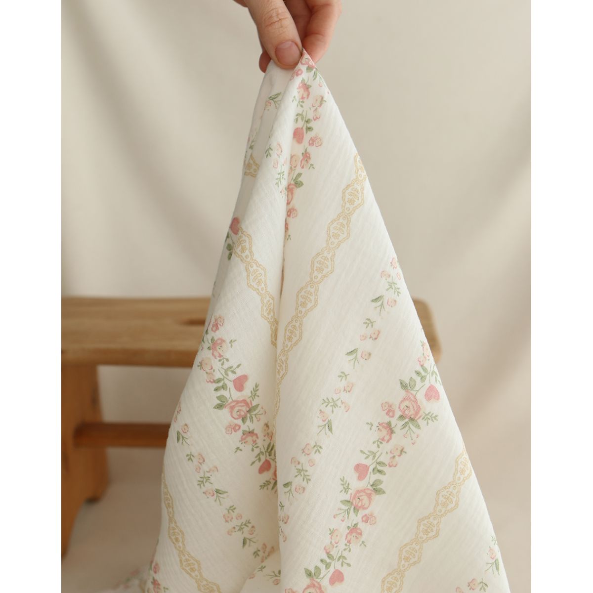 Agatha - Double gaze de coton motif fond blanc motif vert, beige et rose Agatha - Double gaze de coton motif fond blanc motif vert, beige et rose
