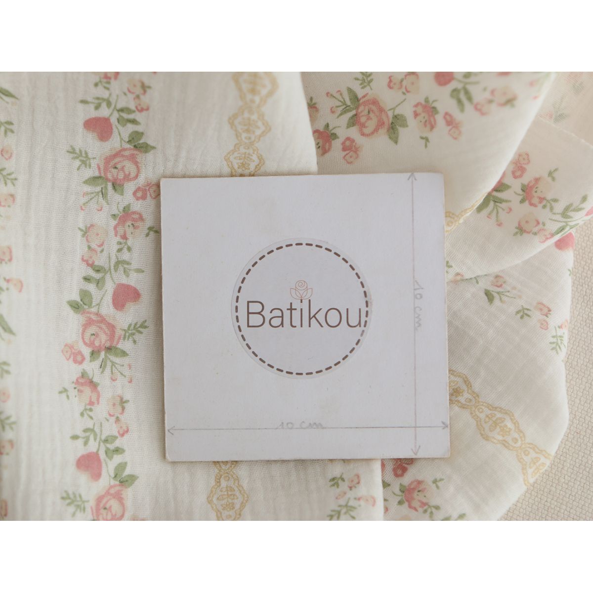 Agatha - Double gaze de coton motif fond blanc motif vert, beige et rose Agatha - Double gaze de coton motif fond blanc motif vert, beige et rose