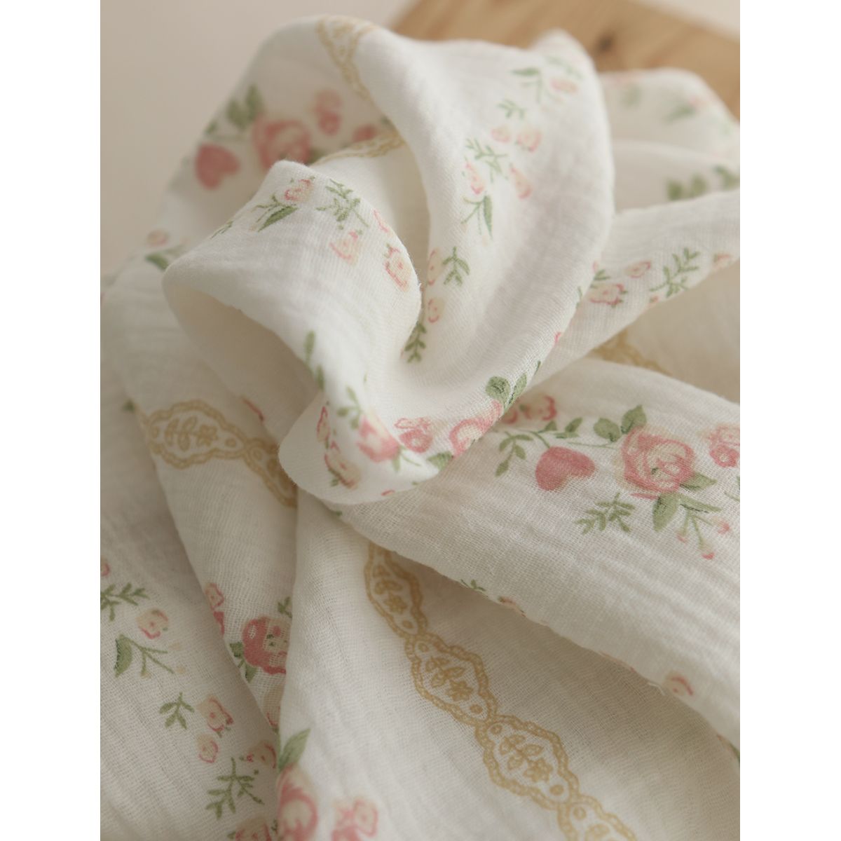 Agatha - Double gaze de coton motif fond blanc motif vert, beige et rose Agatha - Double gaze de coton motif fond blanc motif vert, beige et rose