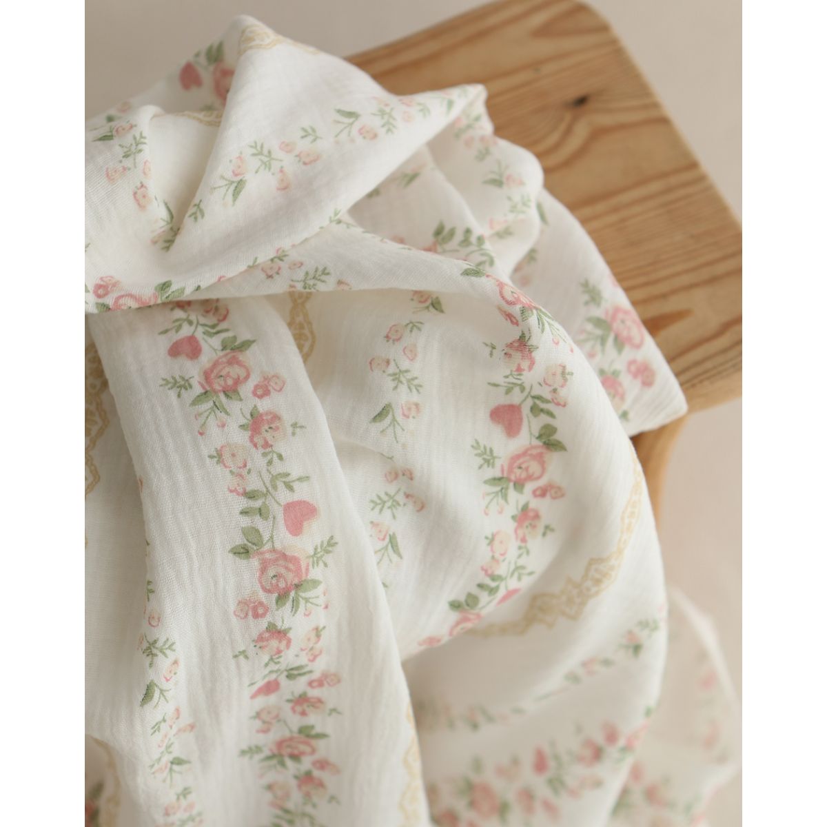 Agatha - Double gaze de coton motif fond blanc motif vert, beige et rose Agatha - Double gaze de coton motif fond blanc motif vert, beige et rose