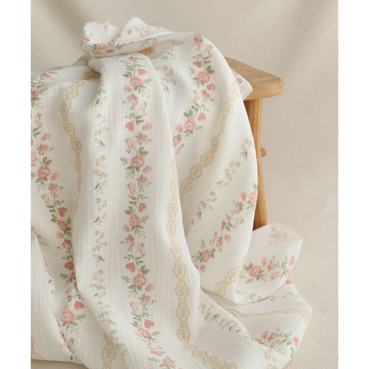 Agatha - Double gaze de coton motif fond blanc motif vert, beige et rose Agatha - Double gaze de coton motif fond blanc motif vert, beige et rose