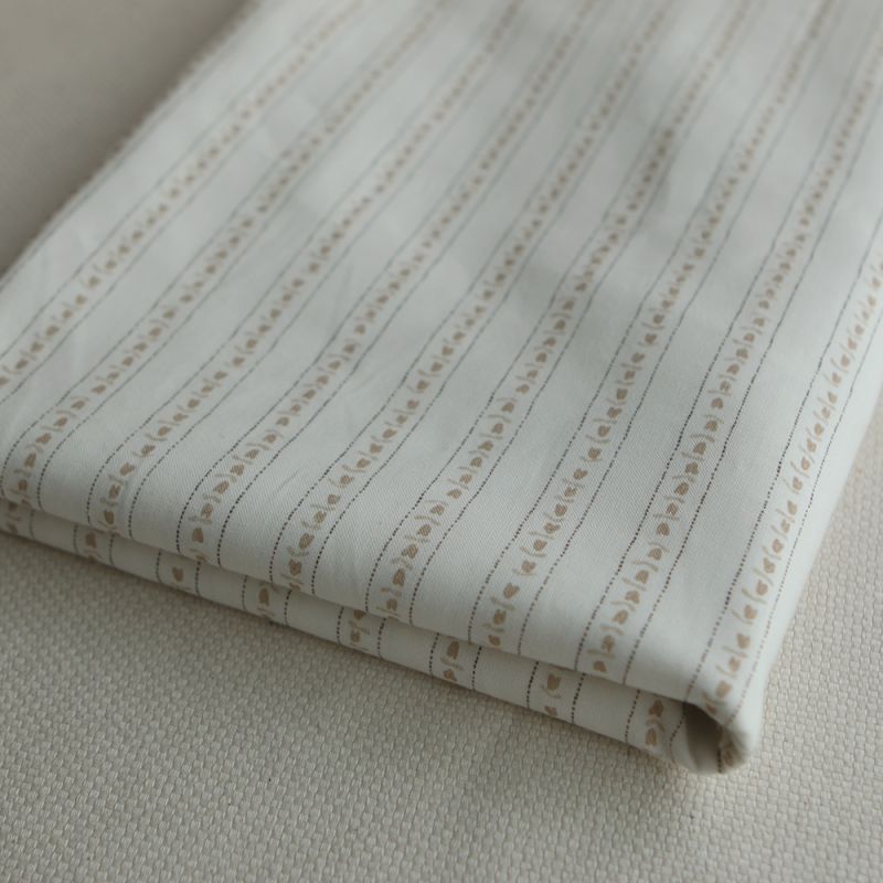 Alexine - Popeline de coton douce qualité SWEET lait rayures à minis coeurs