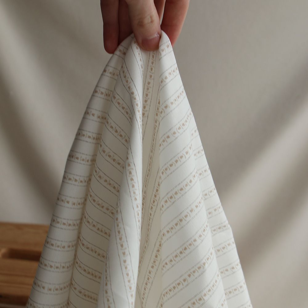 Alexine - Popeline de coton douce qualité SWEET lait rayures à minis coeurs