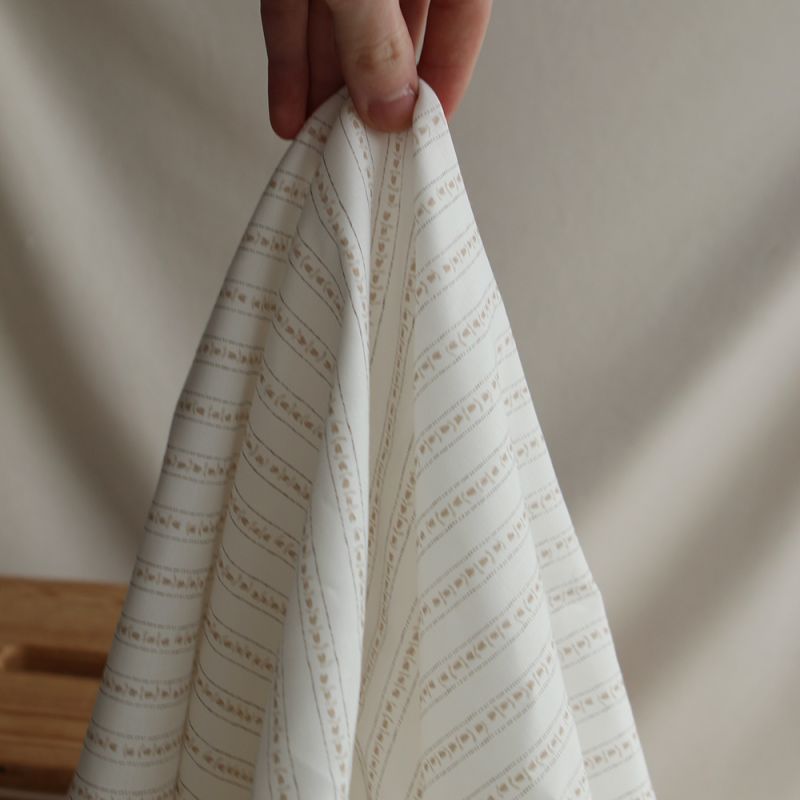 Alexine - Popeline de coton douce qualité SWEET lait rayures à minis coeurs