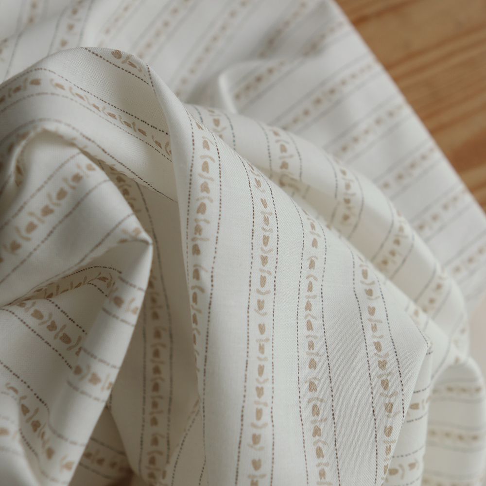 Alexine - Popeline de coton douce qualité SWEET lait rayures à minis coeurs