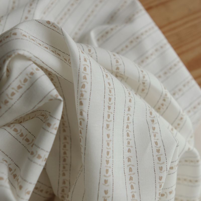 Alexine - Popeline de coton douce qualité SWEET lait rayures à minis coeurs