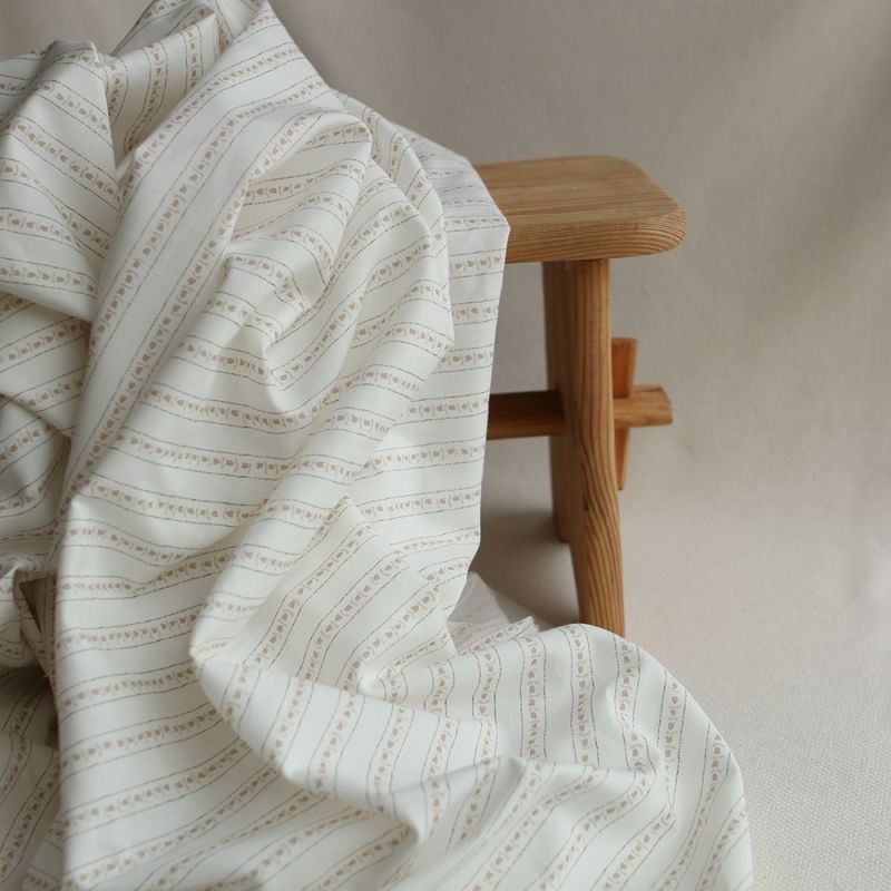 Alexine - Popeline de coton douce qualité SWEET lait rayures à minis coeurs