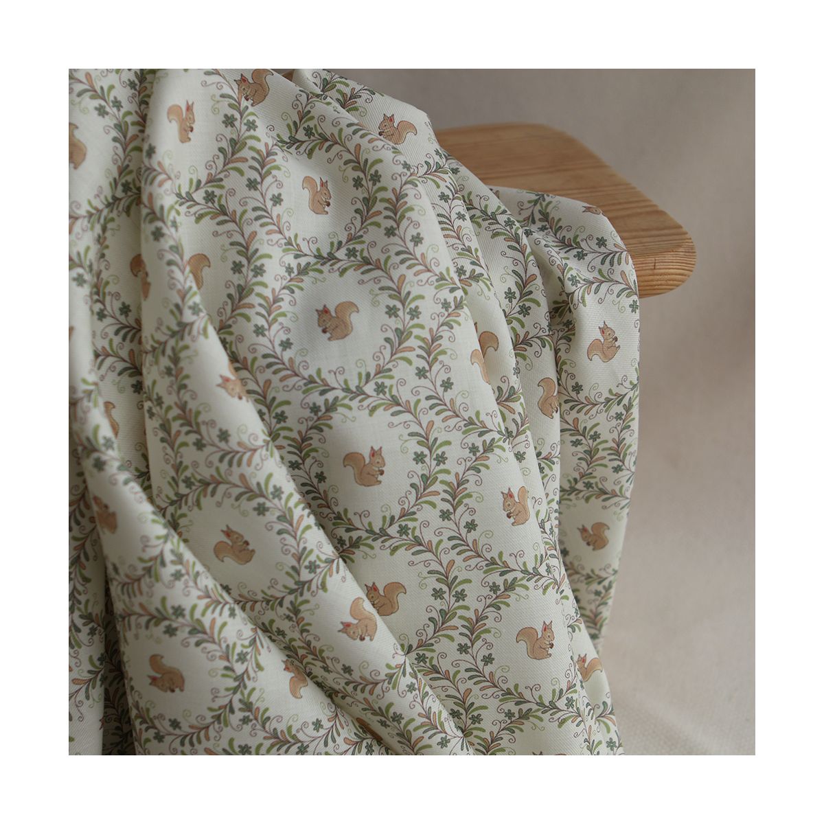 Nutkin - Tissu sergé de coton organique fin imprimé petits écureuils