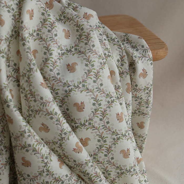 Nutkin - Tissu sergé de coton organique fin imprimé petits écureuils