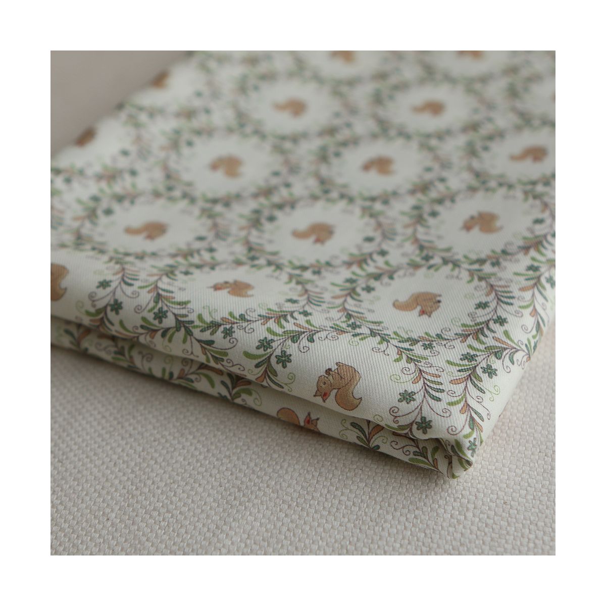 Nutkin - Tissu sergé de coton organique fin imprimé petits écureuils