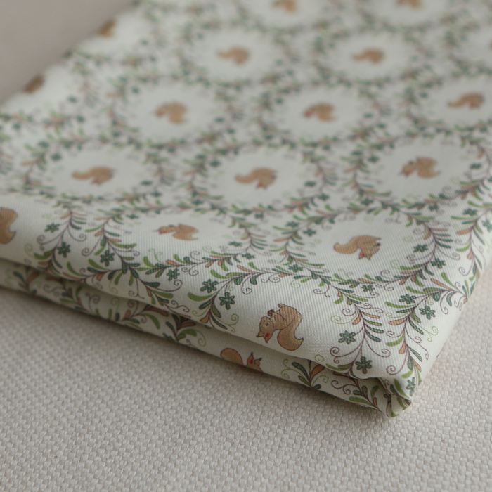 Nutkin - Tissu sergé de coton organique fin imprimé petits écureuils