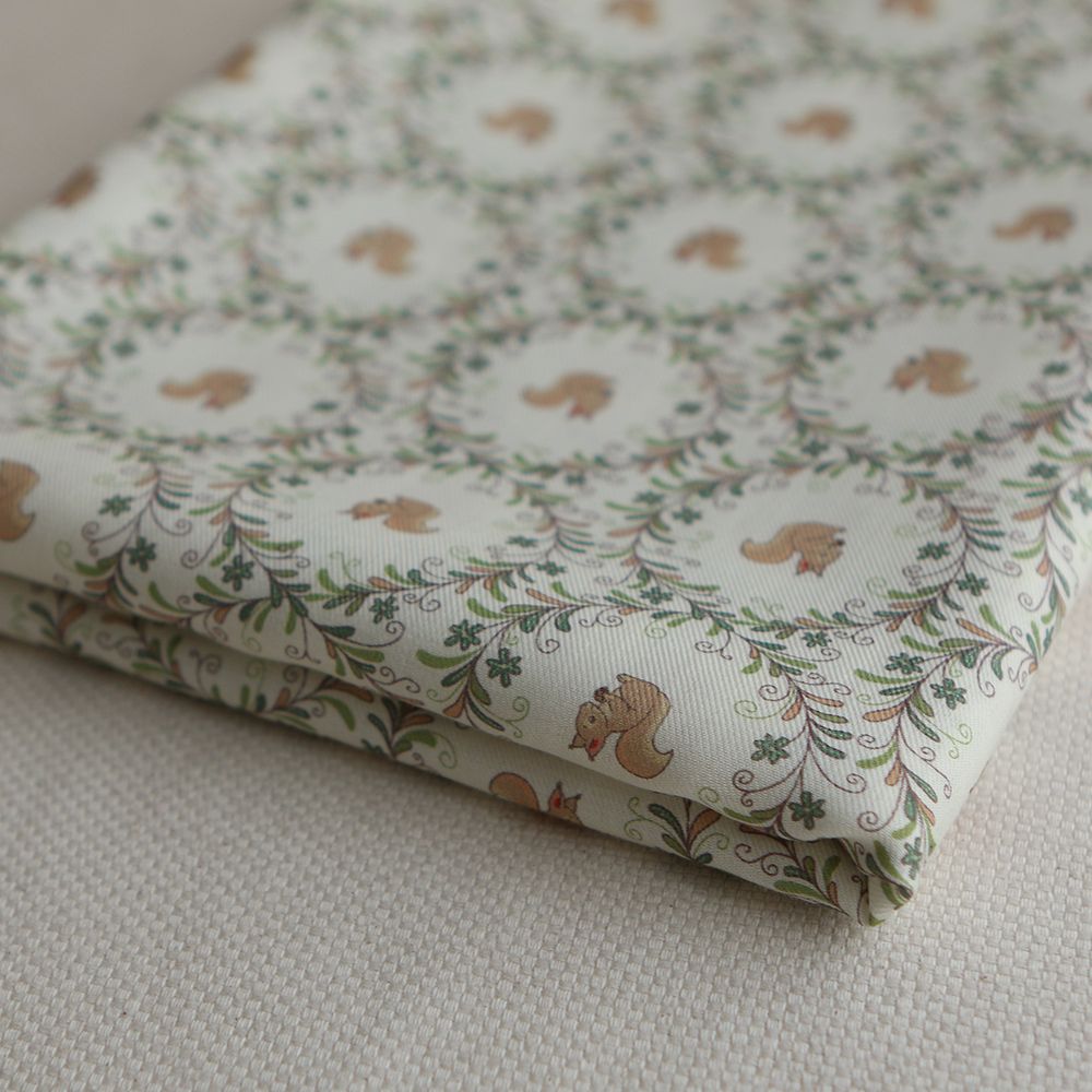 Nutkin - Tissu sergé de coton organique fin imprimé petits écureuils