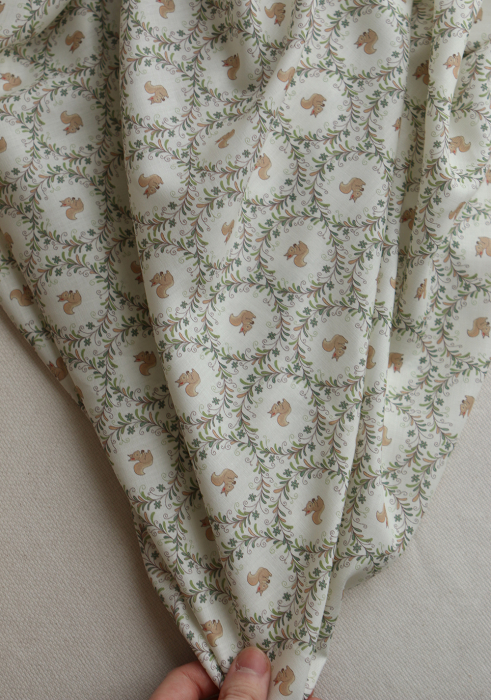 Nutkin - Tissu sergé de coton organique fin imprimé petits écureuils