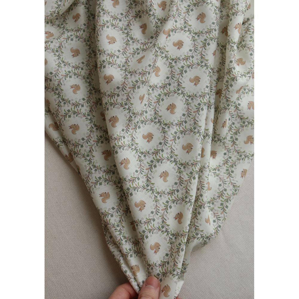 Nutkin - Tissu sergé de coton organique fin imprimé petits écureuils