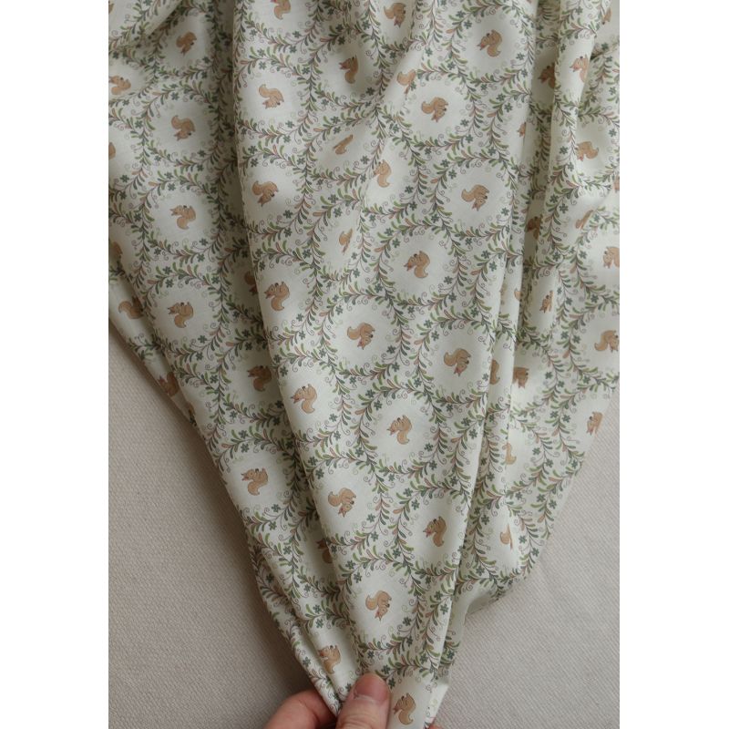 Nutkin - Tissu sergé de coton organique fin imprimé petits écureuils