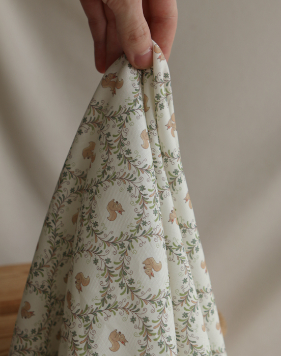 Nutkin - Tissu sergé de coton organique fin imprimé petits écureuils