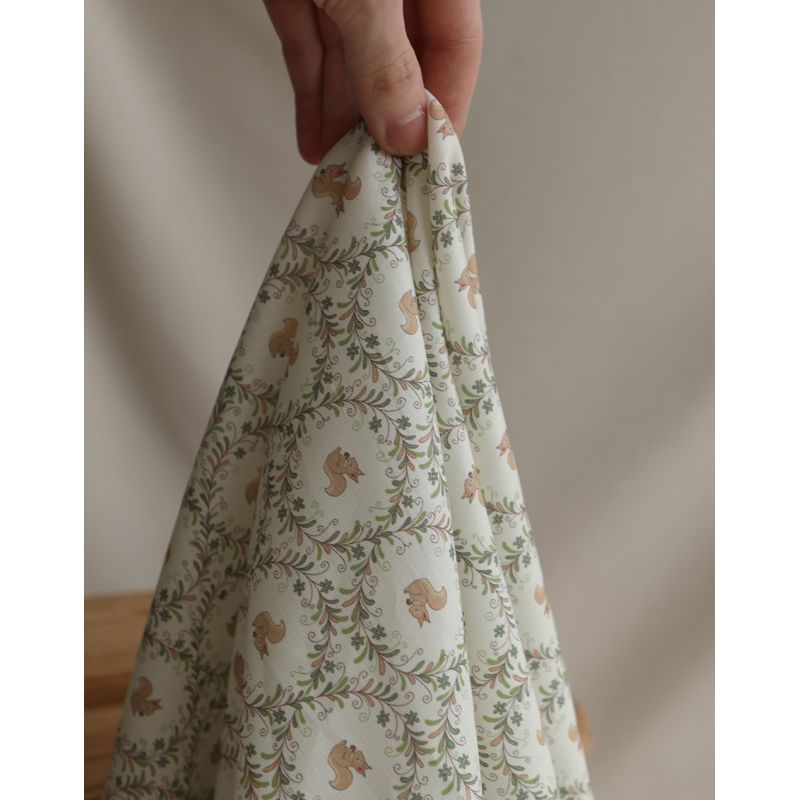 Nutkin - Tissu sergé de coton organique fin imprimé petits écureuils