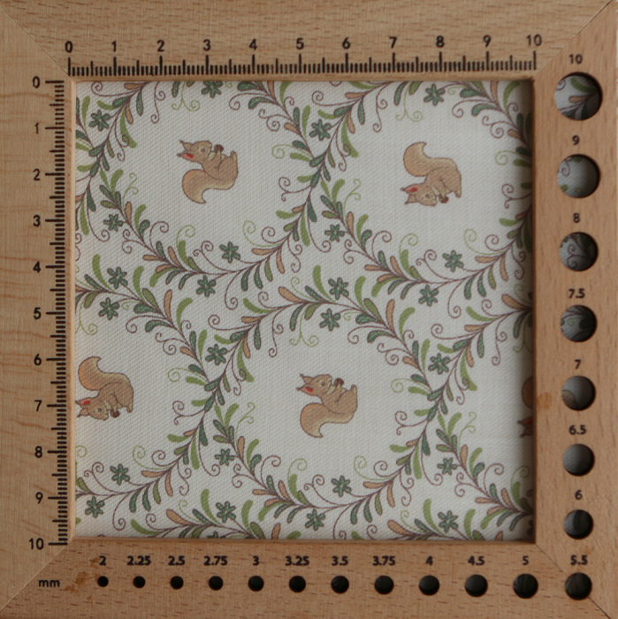 Nutkin - Tissu sergé de coton organique fin imprimé petits écureuils