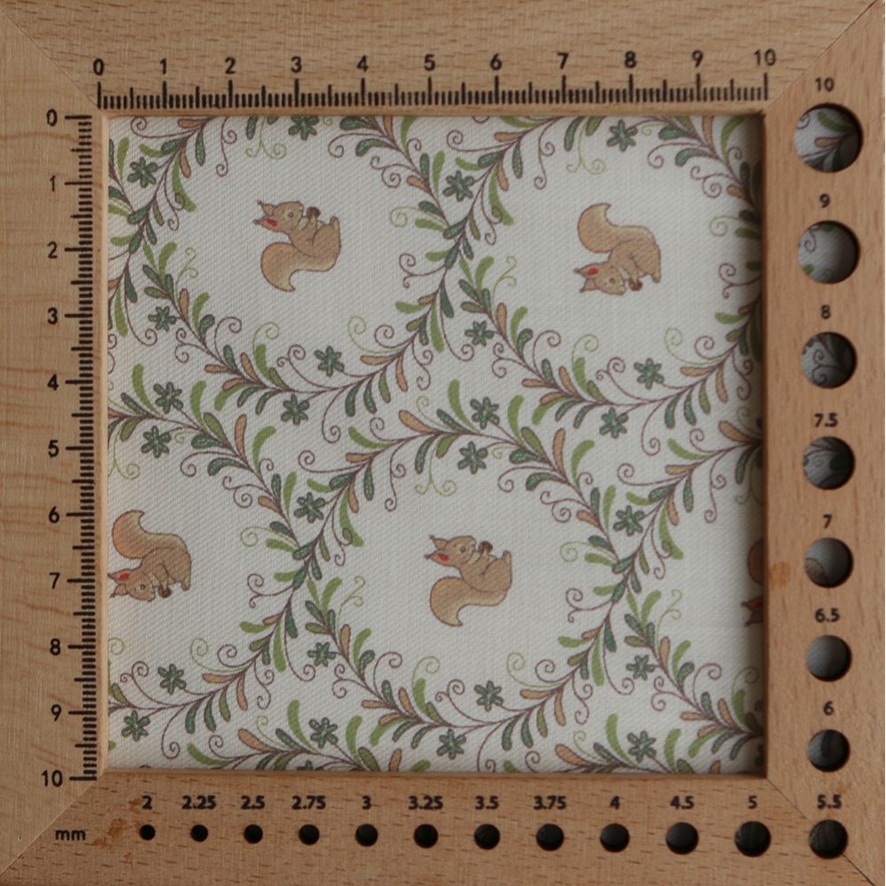 Nutkin - Tissu sergé de coton organique fin imprimé petits écureuils