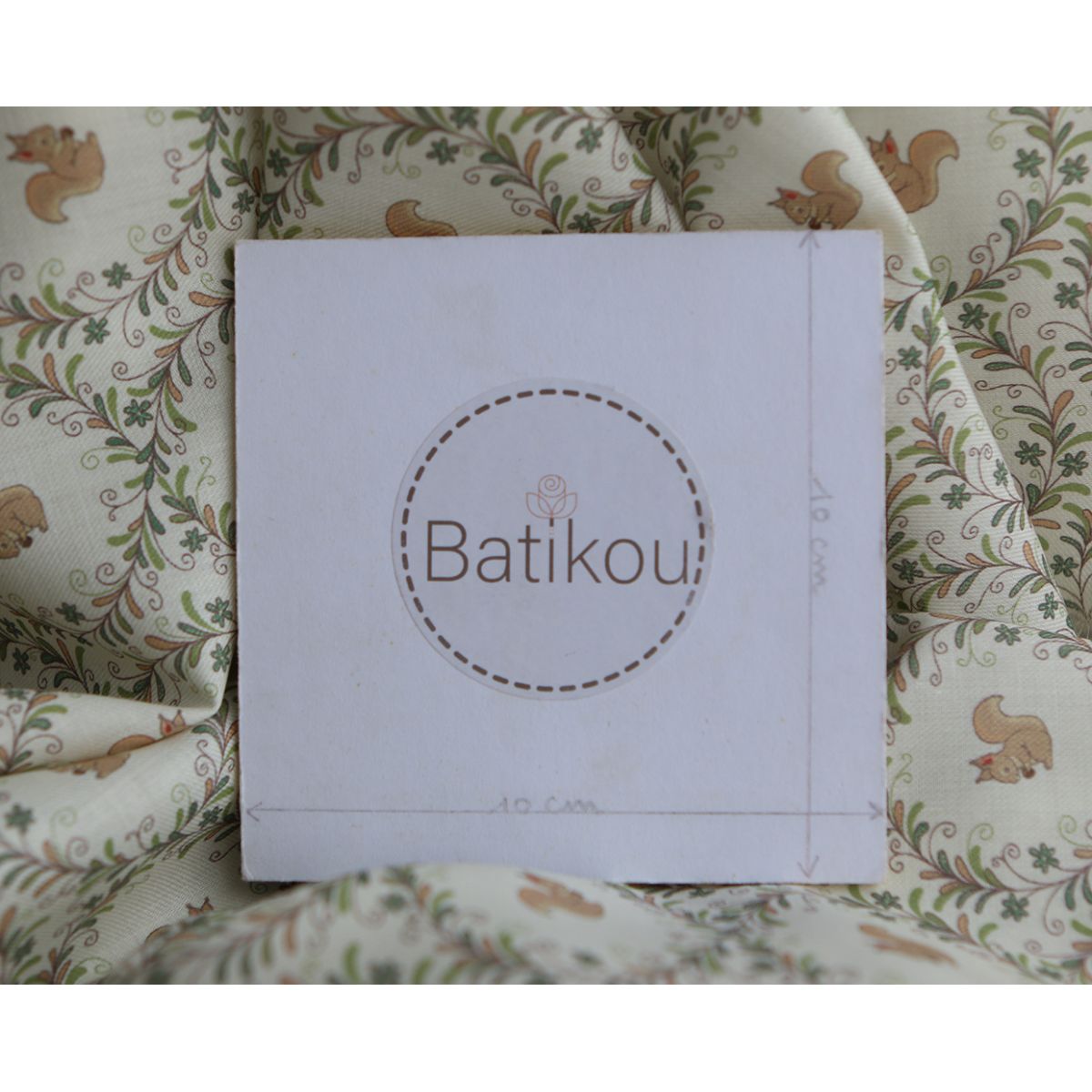 Nutkin - Tissu sergé de coton organique fin imprimé petits écureuils