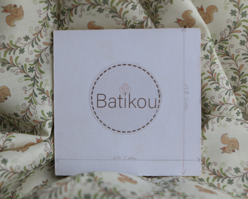 Nutkin - Tissu sergé de coton organique fin imprimé petits écureuils